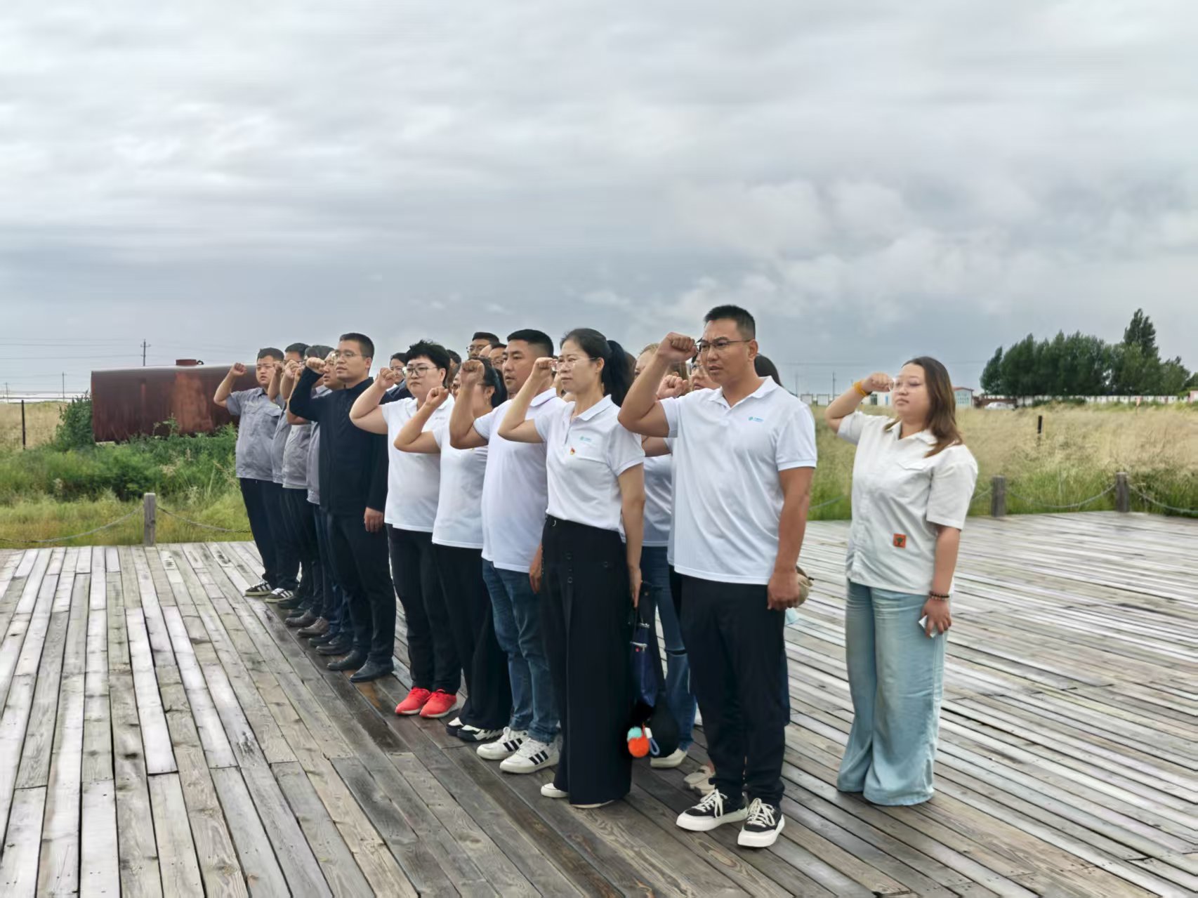 額鹽公司黨支部與東烏旗移動公司黨支部聯(lián)合開展“感黨恩，聽黨話，跟黨走”群眾教育實踐活動暨“銘記烽火歲月，傳承紅色基因”主題黨日活動
